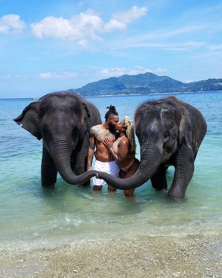 Couple au bord de l'eau avec des éléphants